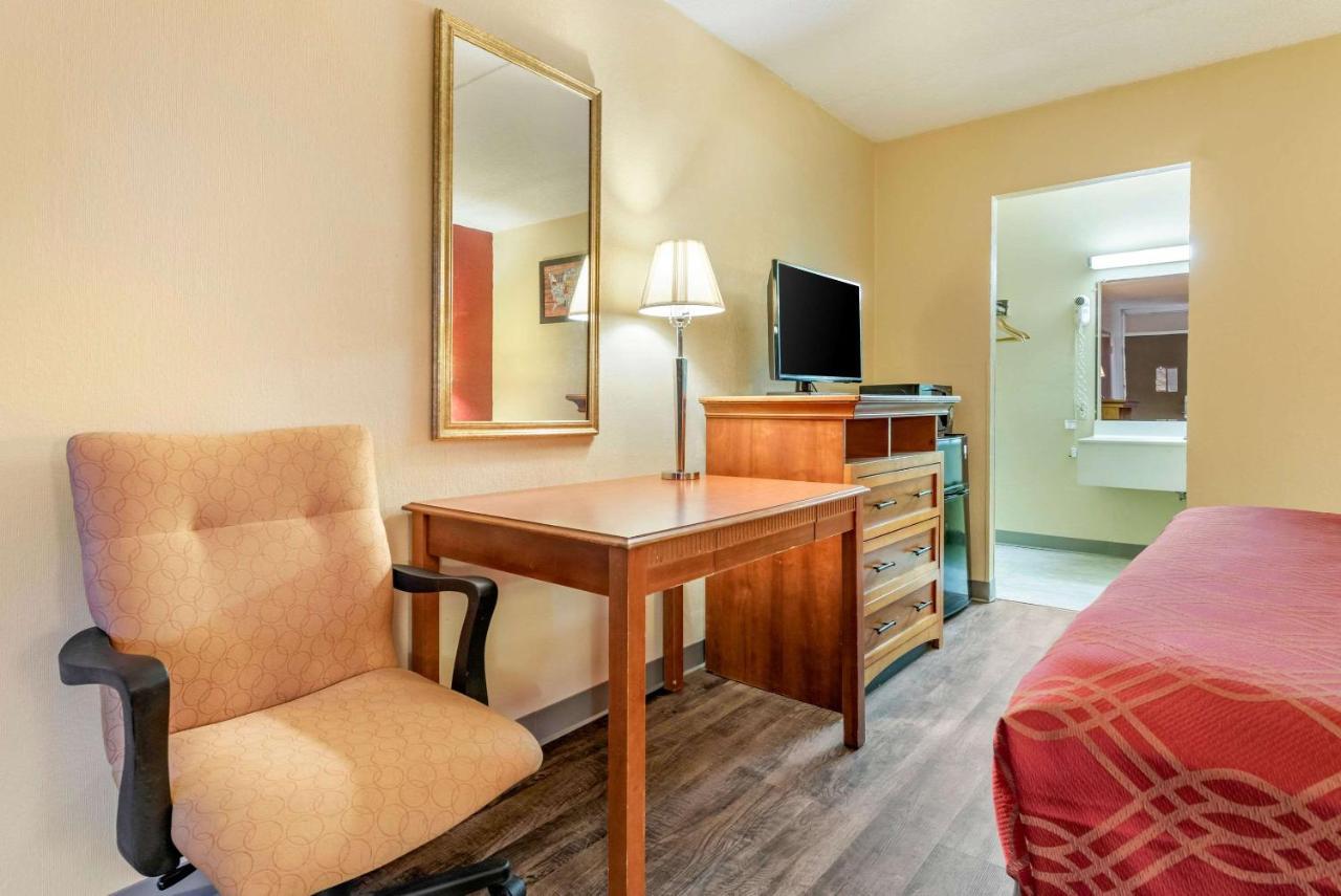 Super 8 By Wyndham Perrysburg-Toledo Hotel Kültér fotó