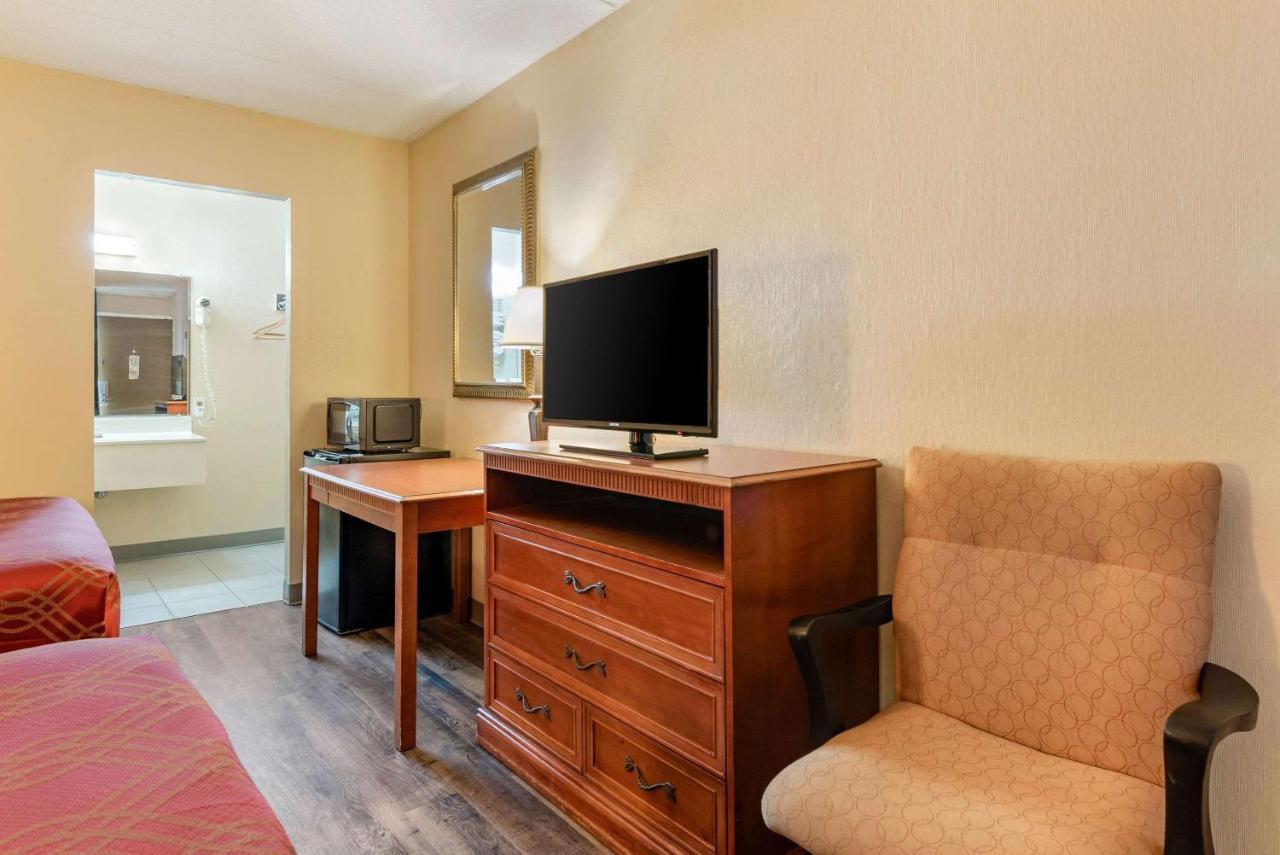 Super 8 By Wyndham Perrysburg-Toledo Hotel Kültér fotó